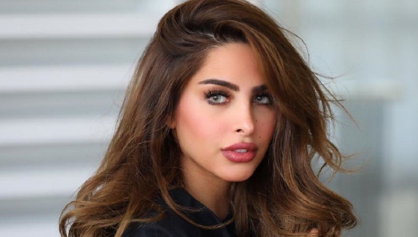 بفيديو "الشعر الأشقر".. فوز الفهد تثير الجدل وتوجه اتهامات للفتيات بتقليدها